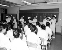1984［S59］12月20日 医療技術短期大学部戴帽式（Capping）