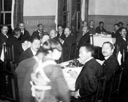 1922 ［T11］12月3日 アインシュタインの東北帝国大学訪問。左奥、A.アインシュタイン。布施現之助などの顔も見える。
