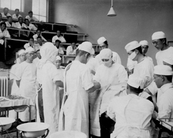 1926［S1］頃 階段教室にて、外科手術の臨床講義の様子